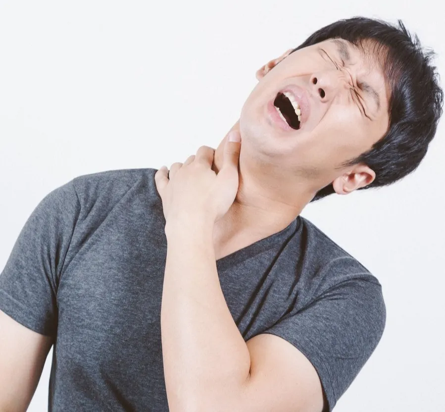 首を痛めた人の絵