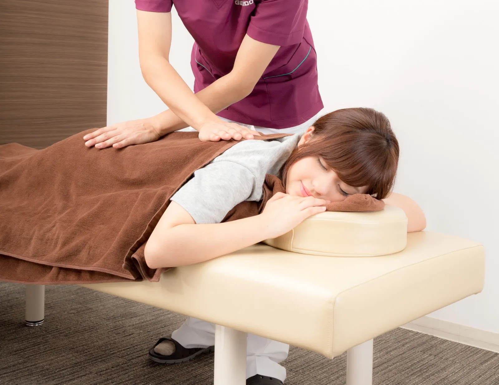 施術を受ける女性